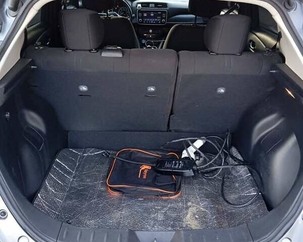 Серый Ниссан Лиф, объемом двигателя 0 л и пробегом 76 тыс. км за 16500 $, фото 10 на Automoto.ua