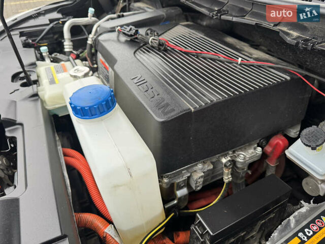 Серый Ниссан Лиф, объемом двигателя 0 л и пробегом 125 тыс. км за 9900 $, фото 41 на Automoto.ua