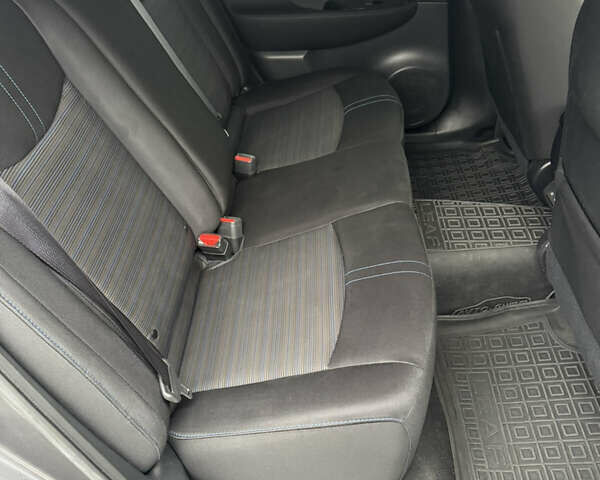 Серый Ниссан Лиф, объемом двигателя 0 л и пробегом 125 тыс. км за 9900 $, фото 28 на Automoto.ua