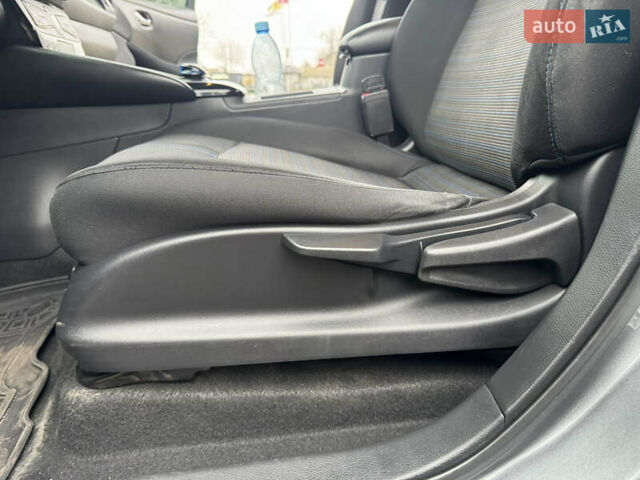 Серый Ниссан Лиф, объемом двигателя 0 л и пробегом 125 тыс. км за 9900 $, фото 33 на Automoto.ua