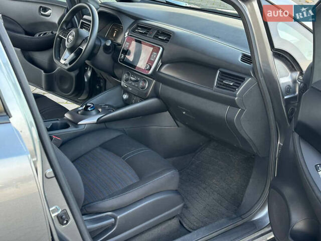 Серый Ниссан Лиф, объемом двигателя 0 л и пробегом 65 тыс. км за 12300 $, фото 18 на Automoto.ua