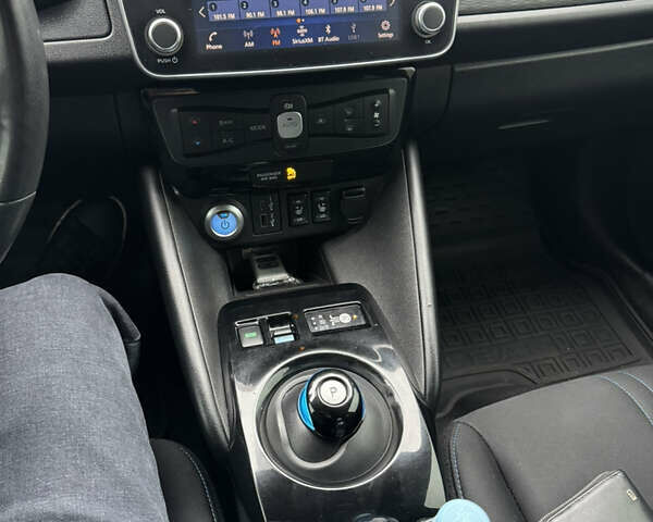 Серый Ниссан Лиф, объемом двигателя 0 л и пробегом 125 тыс. км за 9900 $, фото 24 на Automoto.ua