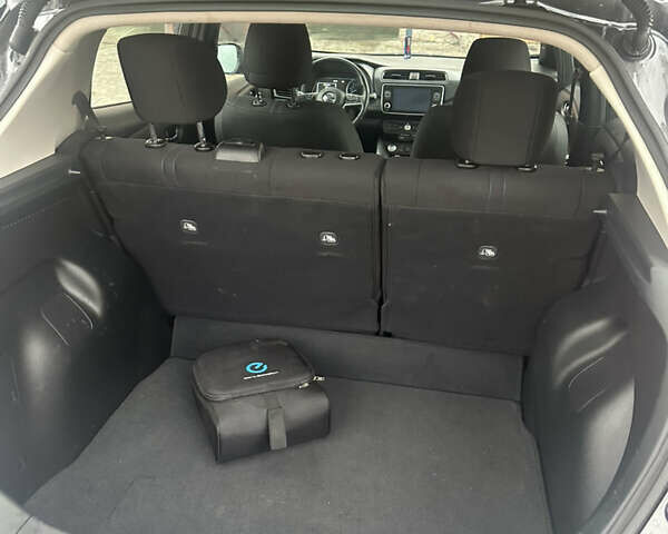 Серый Ниссан Лиф, объемом двигателя 0 л и пробегом 79 тыс. км за 14777 $, фото 5 на Automoto.ua