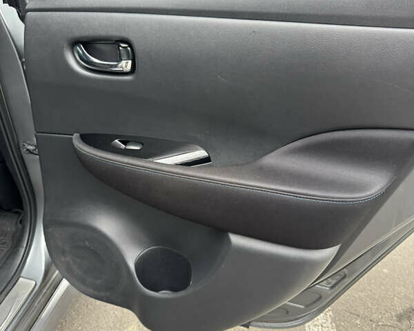 Серый Ниссан Лиф, объемом двигателя 0 л и пробегом 125 тыс. км за 9900 $, фото 27 на Automoto.ua