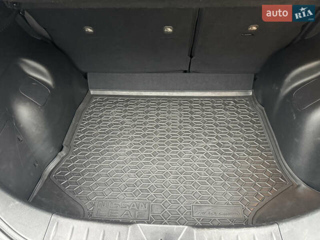 Серый Ниссан Лиф, объемом двигателя 0 л и пробегом 125 тыс. км за 9900 $, фото 31 на Automoto.ua
