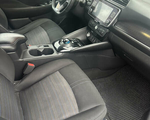 Серый Ниссан Лиф, объемом двигателя 0 л и пробегом 79 тыс. км за 14777 $, фото 8 на Automoto.ua