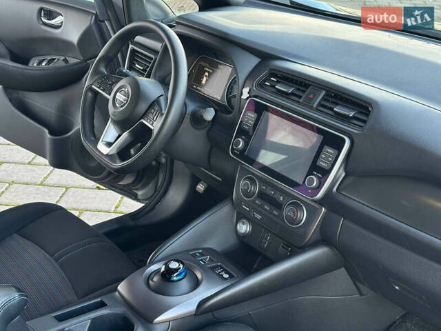 Серый Ниссан Лиф, объемом двигателя 0 л и пробегом 65 тыс. км за 12300 $, фото 16 на Automoto.ua