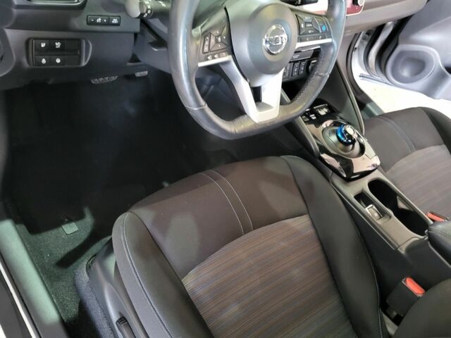 Серый Ниссан Лиф, объемом двигателя 0 л и пробегом 27 тыс. км за 15500 $, фото 12 на Automoto.ua