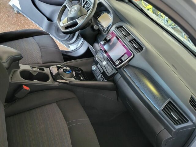 Серый Ниссан Лиф, объемом двигателя 0 л и пробегом 27 тыс. км за 15500 $, фото 14 на Automoto.ua