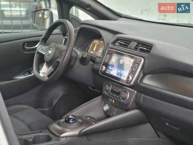 Серый Ниссан Лиф, объемом двигателя 0 л и пробегом 26 тыс. км за 14990 $, фото 50 на Automoto.ua