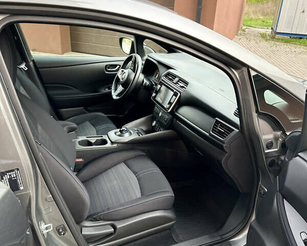 Серый Ниссан Лиф, объемом двигателя 0 л и пробегом 51 тыс. км за 13000 $, фото 7 на Automoto.ua