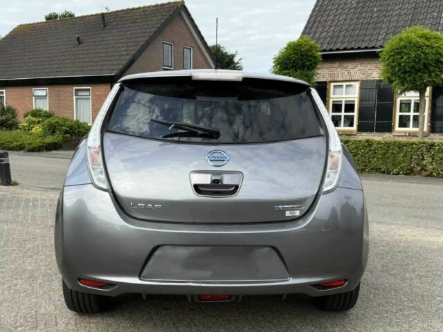 Серый Ниссан Лиф, объемом двигателя 0 л и пробегом 10 тыс. км за 10000 $, фото 4 на Automoto.ua