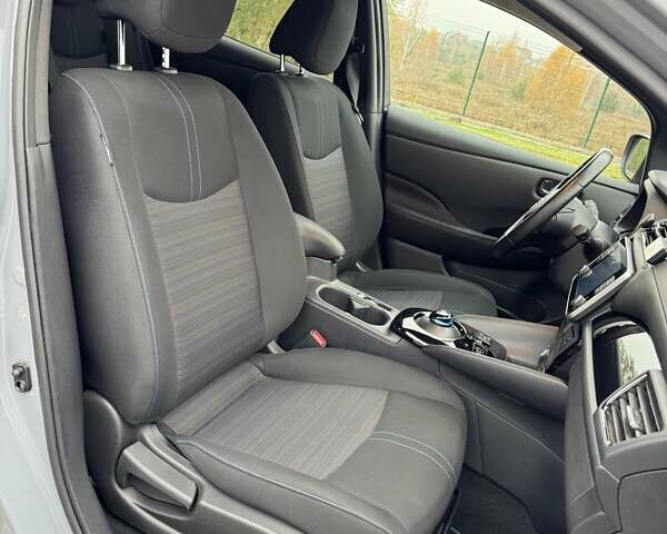 Серый Ниссан Лиф, объемом двигателя 0 л и пробегом 28 тыс. км за 19300 $, фото 27 на Automoto.ua