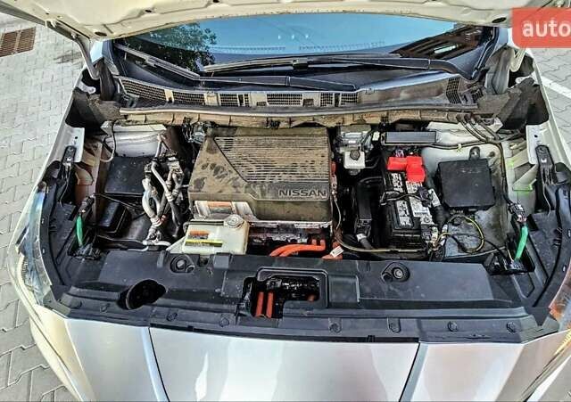 Серый Ниссан Лиф, объемом двигателя 0 л и пробегом 98 тыс. км за 14000 $, фото 4 на Automoto.ua