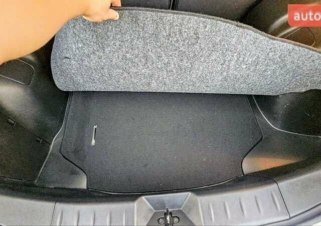 Серый Ниссан Лиф, объемом двигателя 0 л и пробегом 98 тыс. км за 14000 $, фото 7 на Automoto.ua