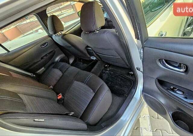 Серый Ниссан Лиф, объемом двигателя 0 л и пробегом 98 тыс. км за 14000 $, фото 5 на Automoto.ua