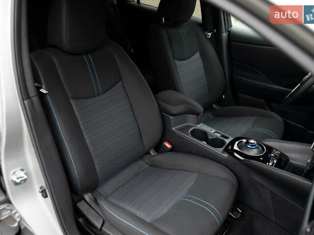 Серый Ниссан Лиф, объемом двигателя 0 л и пробегом 26 тыс. км за 15850 $, фото 41 на Automoto.ua