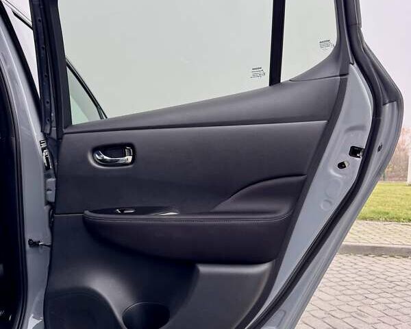 Серый Ниссан Лиф, объемом двигателя 0 л и пробегом 28 тыс. км за 19300 $, фото 51 на Automoto.ua