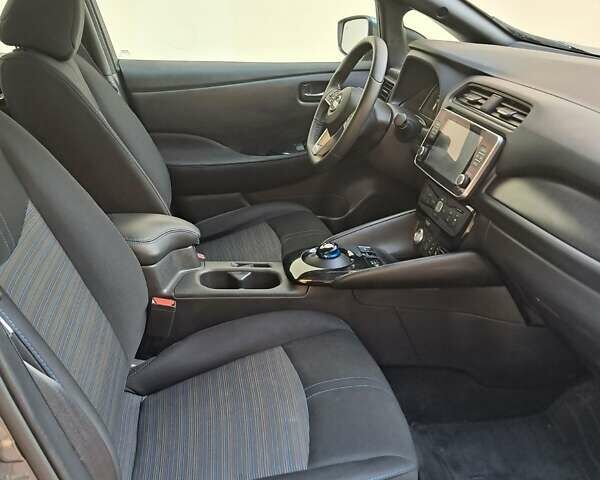 Серый Ниссан Лиф, объемом двигателя 0 л и пробегом 39 тыс. км за 14950 $, фото 12 на Automoto.ua