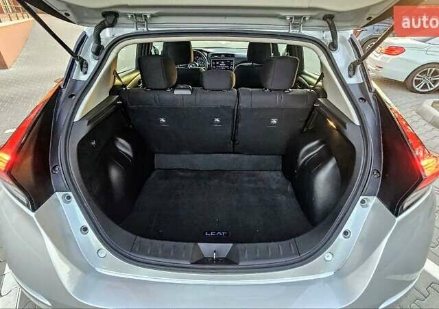 Серый Ниссан Лиф, объемом двигателя 0 л и пробегом 98 тыс. км за 14000 $, фото 6 на Automoto.ua