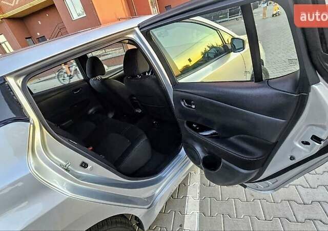 Серый Ниссан Лиф, объемом двигателя 0 л и пробегом 98 тыс. км за 14000 $, фото 11 на Automoto.ua