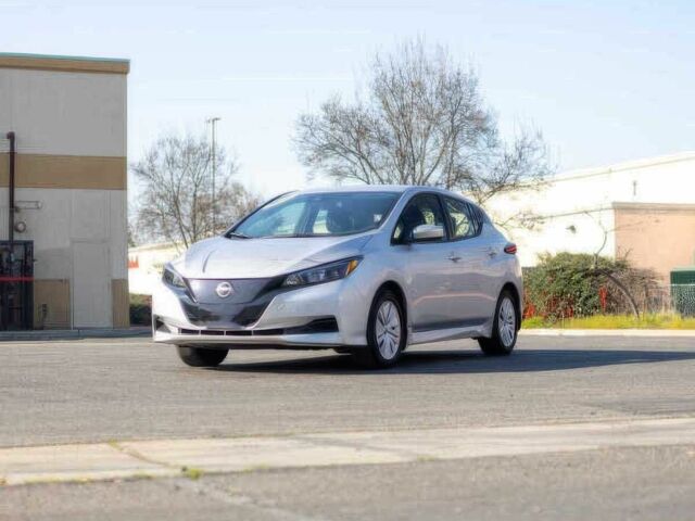 Серый Ниссан Лиф, объемом двигателя 0 л и пробегом 28 тыс. км за 11500 $, фото 2 на Automoto.ua