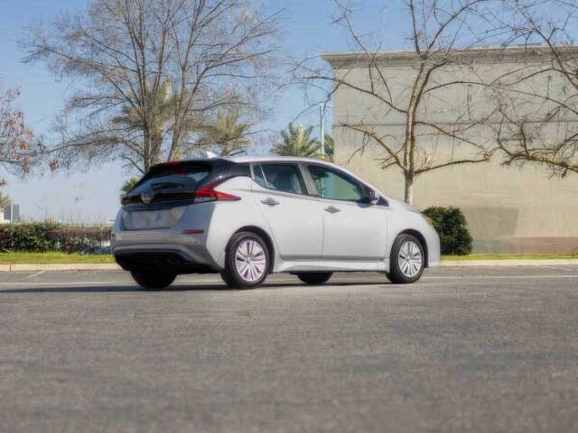 Серый Ниссан Лиф, объемом двигателя 0 л и пробегом 28 тыс. км за 11500 $, фото 5 на Automoto.ua