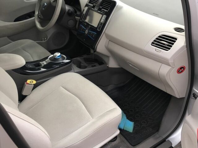 Серый Ниссан Лиф, объемом двигателя 0 л и пробегом 143 тыс. км за 4500 $, фото 12 на Automoto.ua