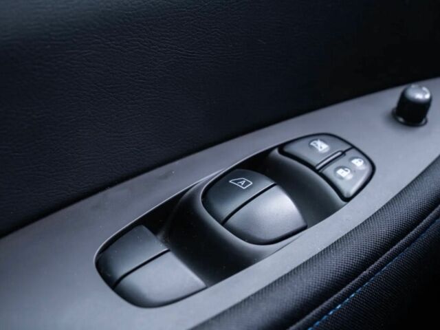 Серый Ниссан Лиф, объемом двигателя 0 л и пробегом 20 тыс. км за 8000 $, фото 6 на Automoto.ua