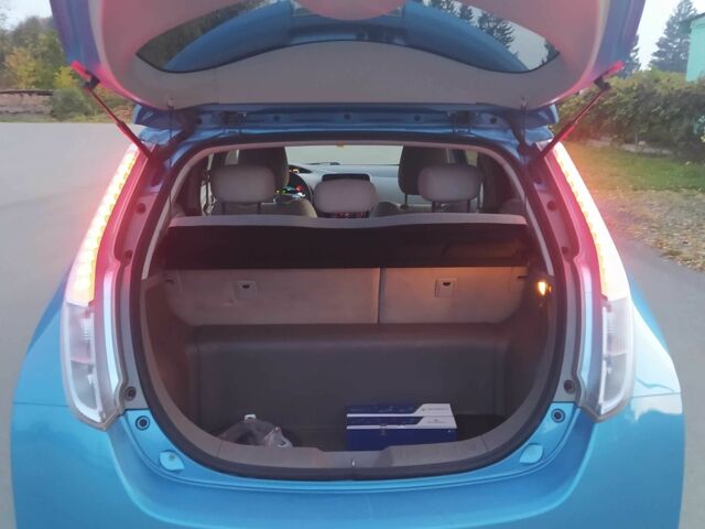 Ниссан Лиф 2011 в Млынове на Automoto.ua Синий Ниссан Лиф, объемом двигателя 1.6 л и пробегом 100 тыс. км за 3900 $, фото 13 на Automoto.ua