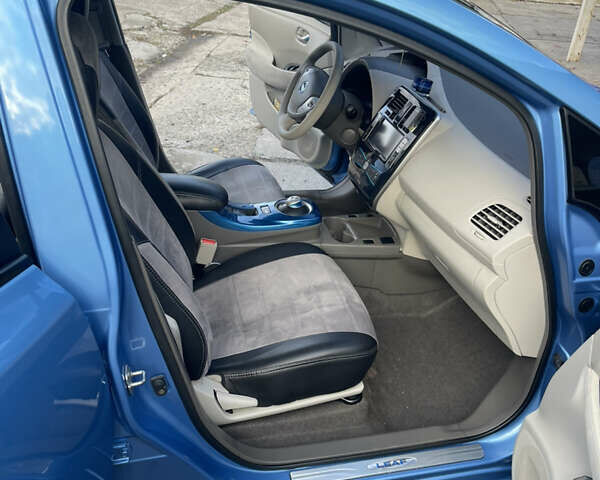 Синий Ниссан Лиф, объемом двигателя 0 л и пробегом 160 тыс. км за 10500 $, фото 8 на Automoto.ua