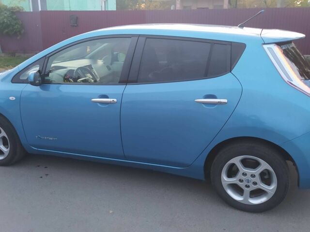 Ниссан Лиф 2011 в Млынове на Automoto.ua Синий Ниссан Лиф, объемом двигателя 1.6 л и пробегом 100 тыс. км за 3900 $, фото 6 на Automoto.ua