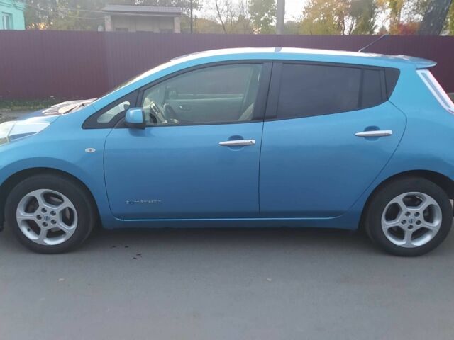 Ниссан Лиф 2011 в Млынове на Automoto.ua Синий Ниссан Лиф, объемом двигателя 1.6 л и пробегом 100 тыс. км за 3900 $, фото 7 на Automoto.ua