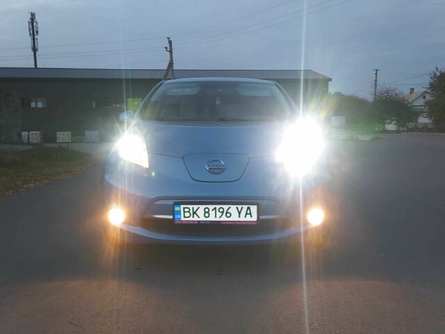 Ниссан Лиф 2011 в Млынове на Automoto.ua Синий Ниссан Лиф, объемом двигателя 1.6 л и пробегом 100 тыс. км за 3900 $, фото 1 на Automoto.ua