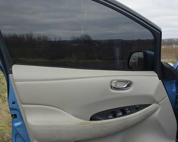 Синий Ниссан Лиф, объемом двигателя 0 л и пробегом 214 тыс. км за 5900 $, фото 15 на Automoto.ua