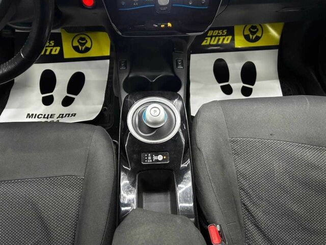 Ніссан Ліф 2013 у Чернівцях на Automoto.ua Синій Ніссан Ліф, об'ємом двигуна 0 л та пробігом 130 тис. км за 6000 $, фото 10 на Automoto.ua