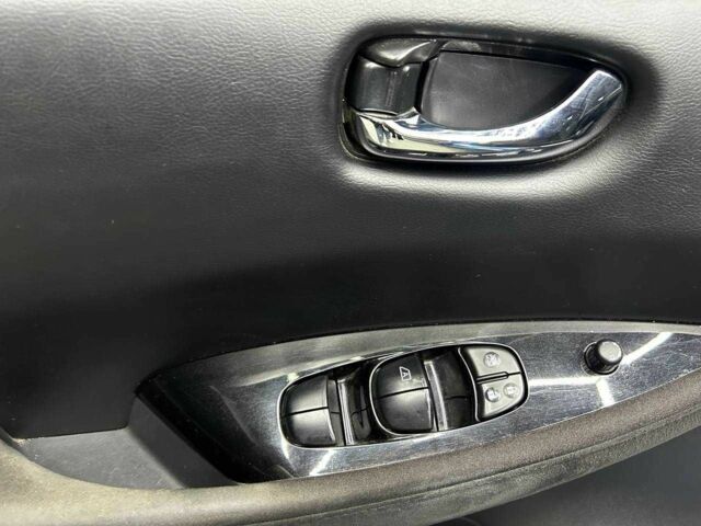 Ніссан Ліф 2013 у Чернівцях на Automoto.ua Синій Ніссан Ліф, об'ємом двигуна 0 л та пробігом 130 тис. км за 6000 $, фото 20 на Automoto.ua