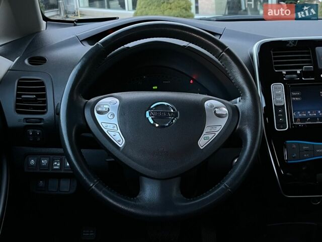 Синий Ниссан Лиф, объемом двигателя 0 л и пробегом 66 тыс. км за 8300 $, фото 7 на Automoto.ua