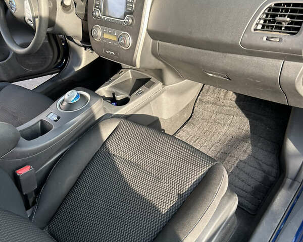 Синий Ниссан Лиф, объемом двигателя 0 л и пробегом 82 тыс. км за 8300 $, фото 24 на Automoto.ua