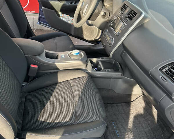 Синий Ниссан Лиф, объемом двигателя 0 л и пробегом 82 тыс. км за 8300 $, фото 23 на Automoto.ua
