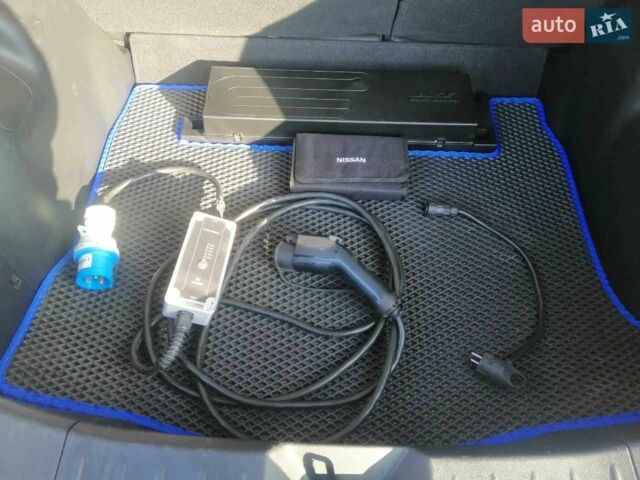 Синий Ниссан Лиф, объемом двигателя 0 л и пробегом 160 тыс. км за 13500 $, фото 10 на Automoto.ua