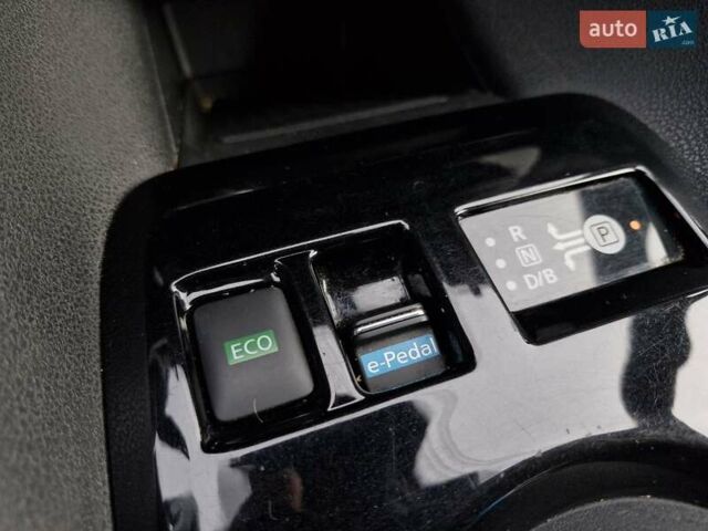 Зеленый Ниссан Лиф, объемом двигателя 0 л и пробегом 70 тыс. км за 13899 $, фото 25 на Automoto.ua