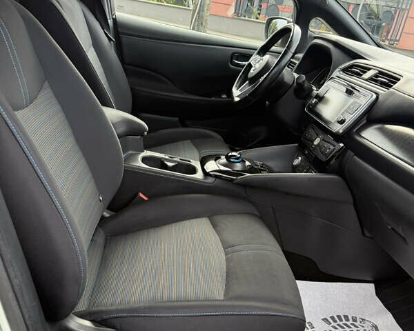 Зеленый Ниссан Лиф, объемом двигателя 0 л и пробегом 83 тыс. км за 12550 $, фото 24 на Automoto.ua