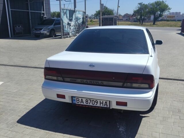 Белый Ниссан Максима, объемом двигателя 3 л и пробегом 350 тыс. км за 1650 $, фото 2 на Automoto.ua