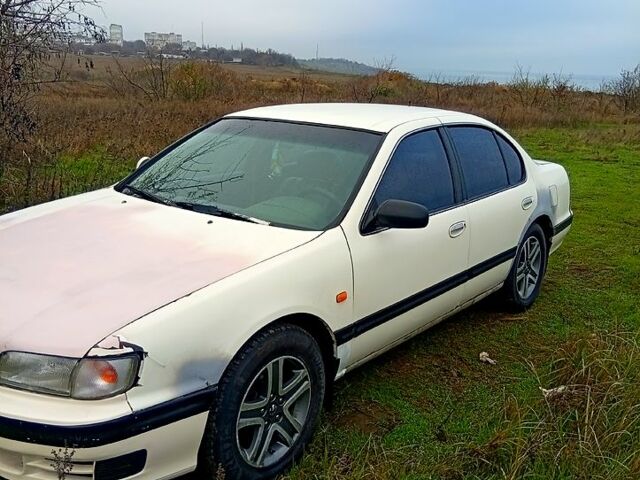 Белый Ниссан Максима, объемом двигателя 2 л и пробегом 258 тыс. км за 2000 $, фото 4 на Automoto.ua