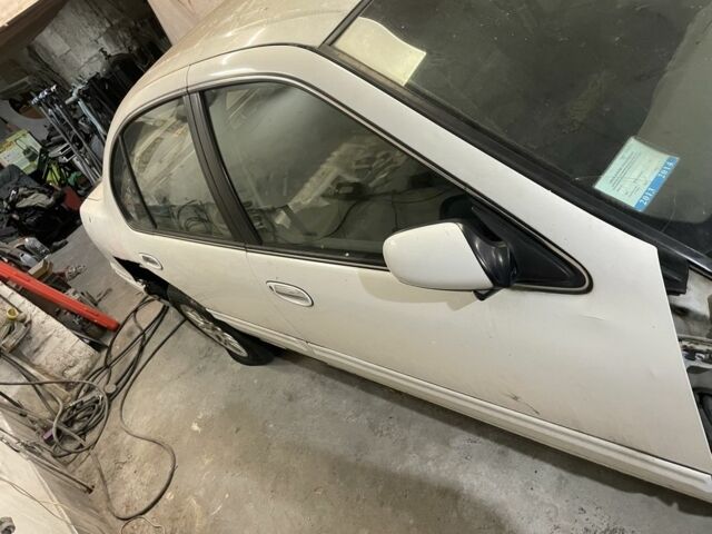 Белый Ниссан Максима, объемом двигателя 0 л и пробегом 200 тыс. км за 1300 $, фото 2 на Automoto.ua