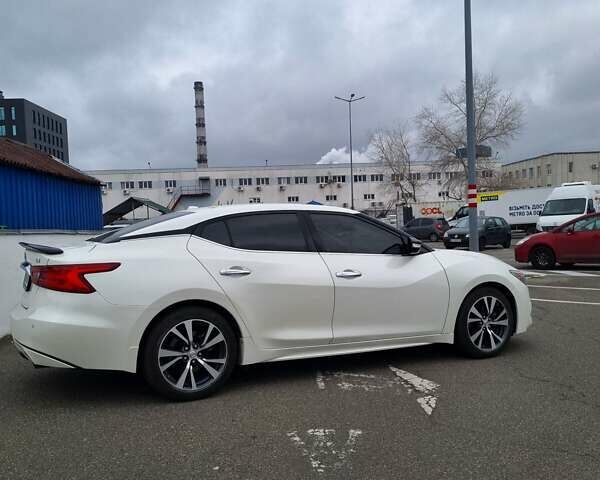 Белый Ниссан Максима, объемом двигателя 3.5 л и пробегом 69 тыс. км за 17000 $, фото 1 на Automoto.ua