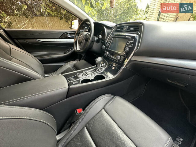 Белый Ниссан Максима, объемом двигателя 3.5 л и пробегом 206 тыс. км за 12200 $, фото 9 на Automoto.ua