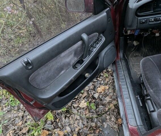 Червоний Ніссан Максіма, об'ємом двигуна 3 л та пробігом 341 тис. км за 1000 $, фото 7 на Automoto.ua