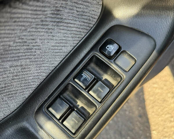 Красный Ниссан Максима, объемом двигателя 2 л и пробегом 284 тыс. км за 1800 $, фото 5 на Automoto.ua